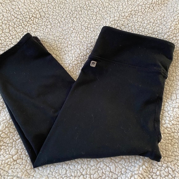 Fabletics Pants - EUC Fabletics Black Capri leggings
